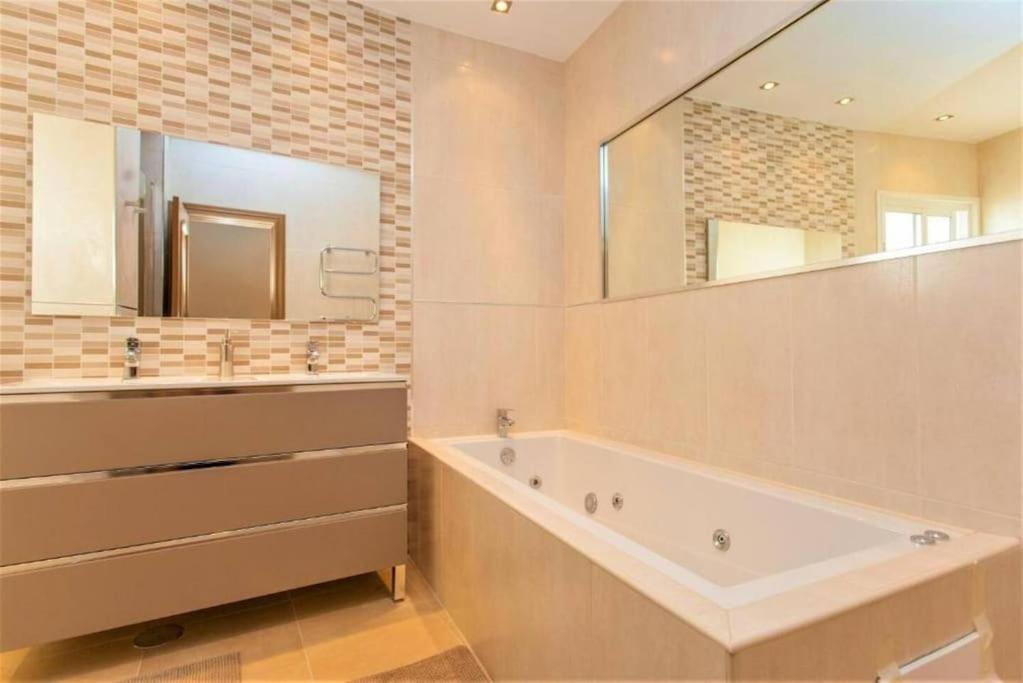 Summer Offers! Fabulous Luxury Villa Near The Beach Sleeps 8 Benalmádena Dış mekan fotoğraf